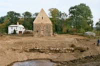 Ryc. 2. Obszar dawnej komandorii w Rurce. Na pierwszym planie widoczny fundament ciany zachodniej dworu templariuszy, w tle czciowo rekonstruowana ciana szczytowa kaplicy. Fot. Przemysaw Koosowski, 2004 rok